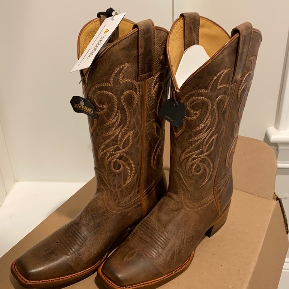 NWT size 7 Cowboy boots
